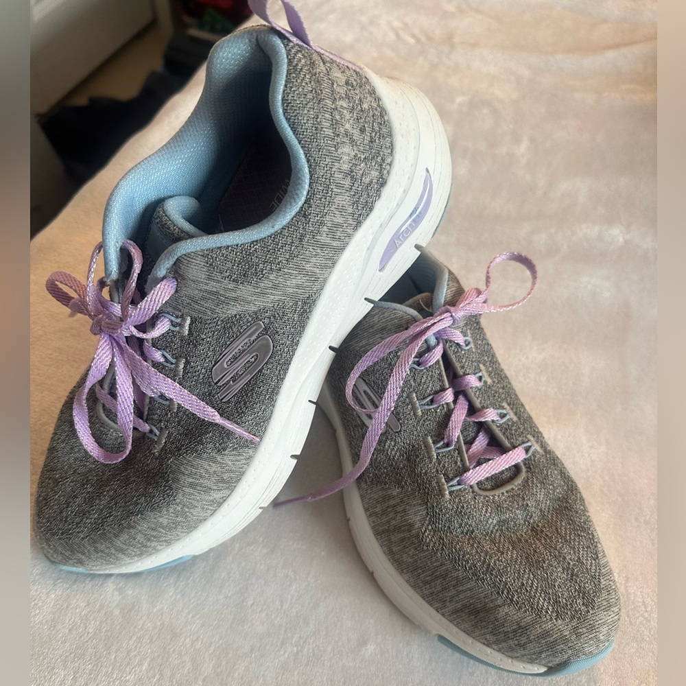 Skechers size 8 wide arch fit athletic shoes,Great condition. Gray, purple laces